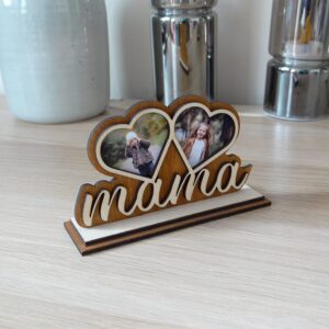 mama 2 male 02 Drewniana podstawka mama ze zdjęciami dzieci w ozdobnych serduszkach