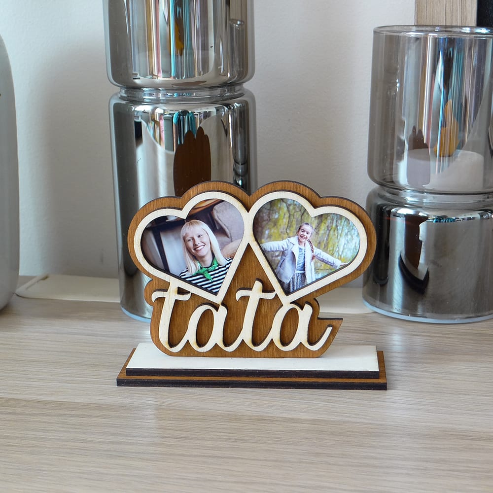 Personalizowana podstawka ze sklejki z napisem tata i dwoma zdjęciami w sercach