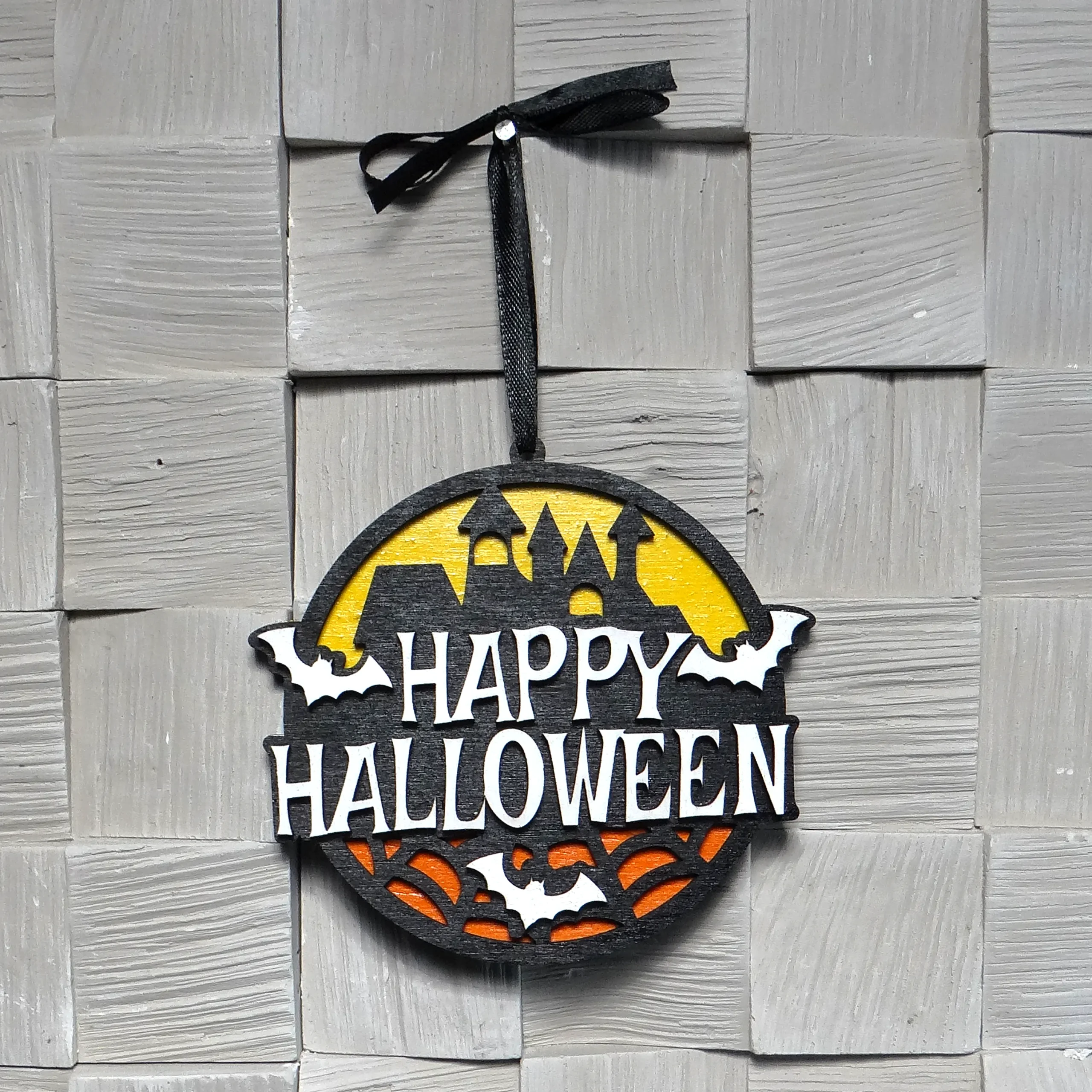 Drewniana zawieszka Happy Halloween z zamkiem i nietoperzami