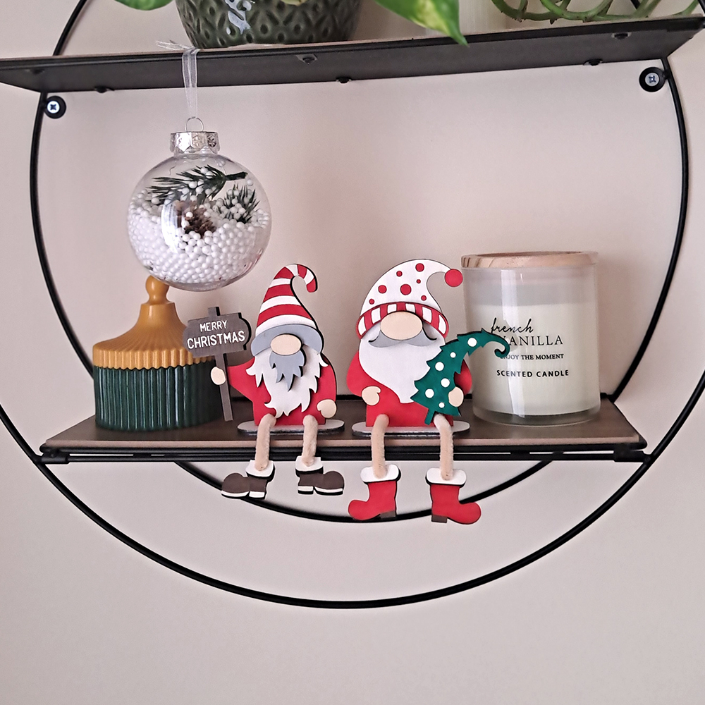 Dwa krasnale świąteczne z tabliczką Merry Christmas i choinką