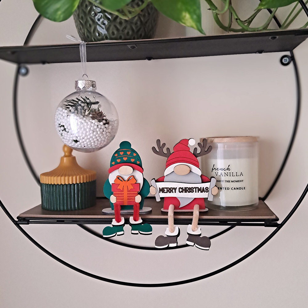 Świąteczne krasnale z prezentem i napisem Merry Christmas