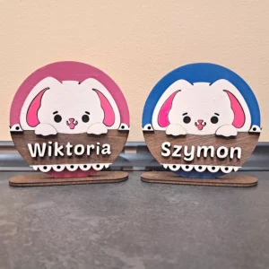 Ciekawski zajączek z imieniem na podstawce